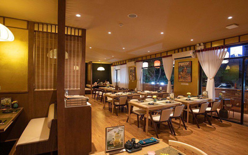 Không gian được trang trí với những bức tranh thư pháp tinh tế