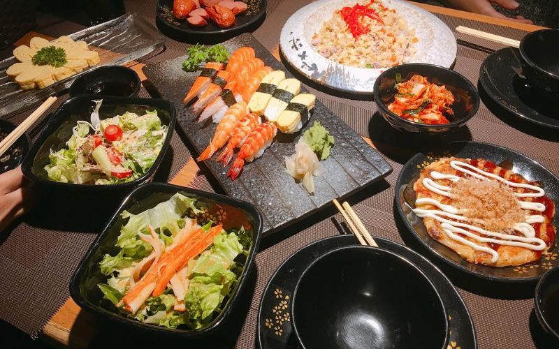 Thực đơn tại Sushi Kei đa dạng với các món sushi, tempura, salad,...