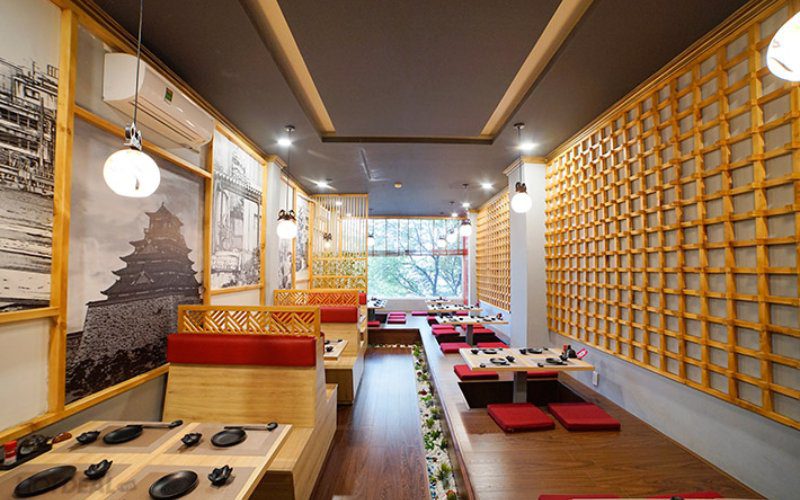 Không gian tại Hoshi sushi với khu ngồi bệt theo phong cách truyền thống