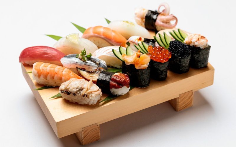Thực đơn tại The Sushi Bar đa dạng với hơn 100 loại sushi tươi ngon