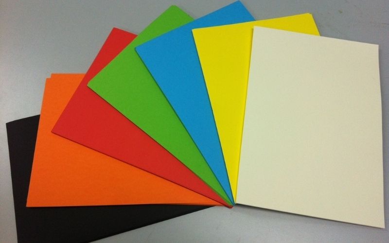 Colorful cardboard, scissors, colored markers, and a little meticulousness to create a special gift