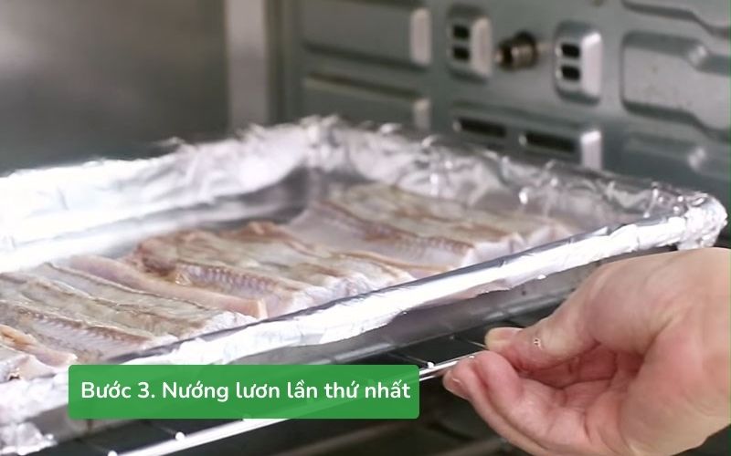 Nướng lươn lần thứ nhất ở 180 độ C trong 5 phút
