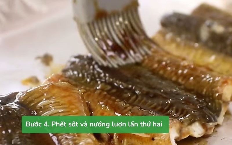 Lươn phết đều sốt Teriyaki và nướng lần thứ hai ở 180 độ C trong khoảng 10 phút