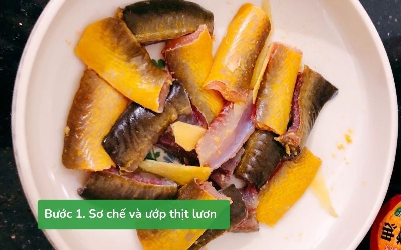 Sơ chế lươn sạch sẽ, cắt khúc, bỏ xương và ướp gia vị trong 10 phút