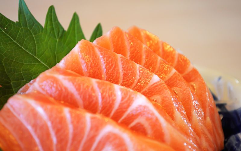 Gừng hồng được dùng để làm sạch vị giác sau mỗi miếng sashimi cá hồi, giúp cảm nhận trọn vẹn hương vị