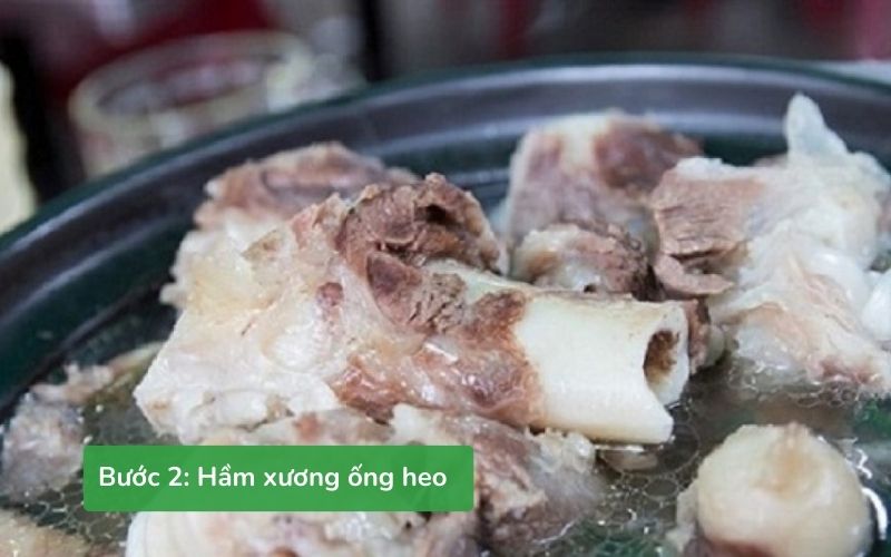 Chần xương heo, sau đó hầm cùng rau củ để lấy nước dùng