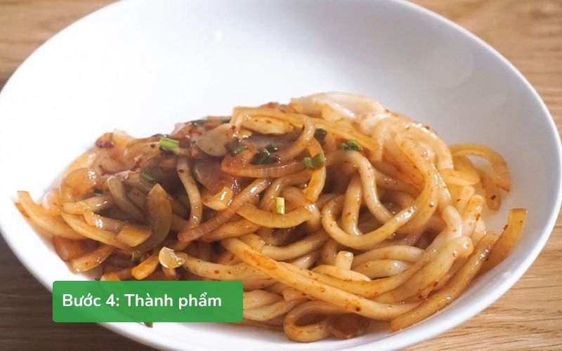 Mì udon xào cay hoàn thành với sợi mì dai ngon và hương vị đậm đà