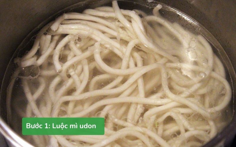 Luộc mì udon theo hướng dẫn, vớt ra rửa lạnh ngay