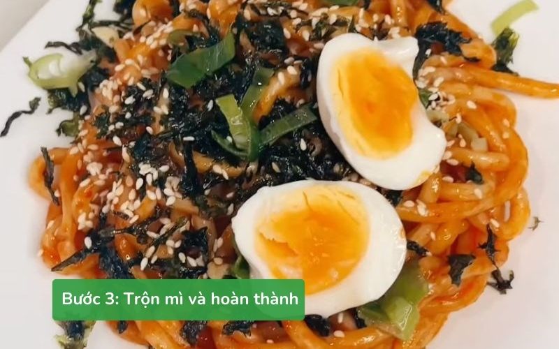 Trộn mì với gia vị, thêm topping và thưởng thức