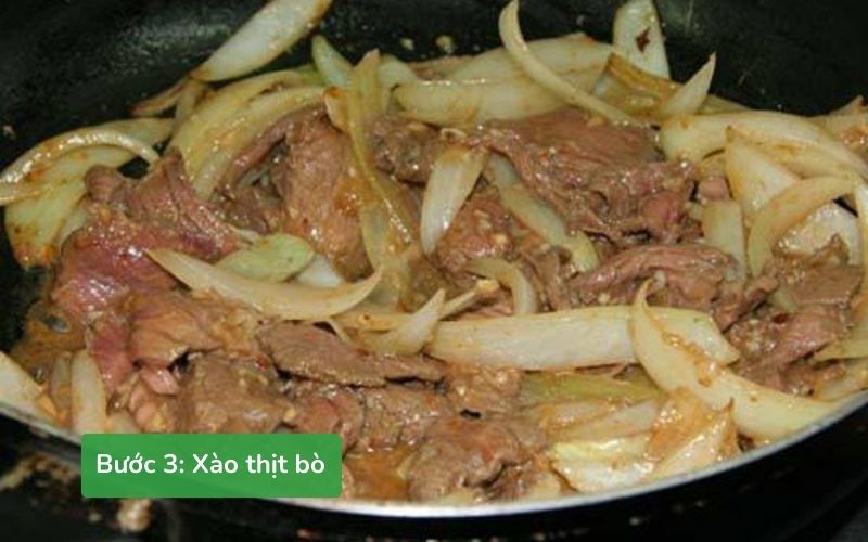 Xào thịt bò thơm lừng cùng hành tây và gia vị Nhật Bản