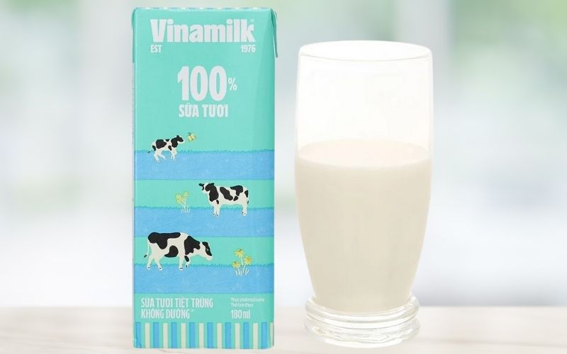 Sữa tươi đạt chuẩn có màu trắng đục tự nhiên, không vón cục hay có váng dày bất thường