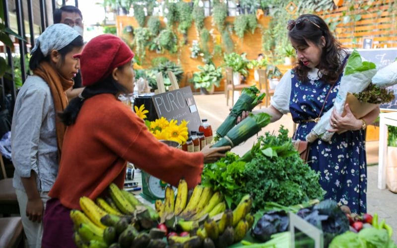 Ưu tiên quầy đông khách và cẩn trọng với hàng giá quá thấp