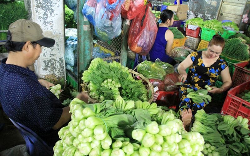 Da Lat Agricultural Market offers a variety of fresh and nutritious green vegetables and root vegetables