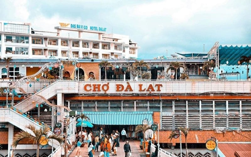 Da Lat Market: A bustling commercial, cultural, and culinary center with unique architecture