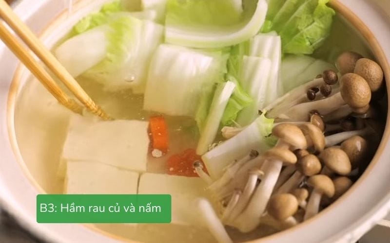 Rau củ và nấm được hầm chín trong nước dùng tảo bẹ