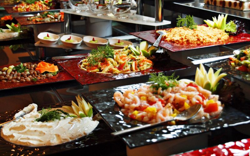 Menu buffet của nhà hàng đa dạng với các món ăn từ Á đến Âu