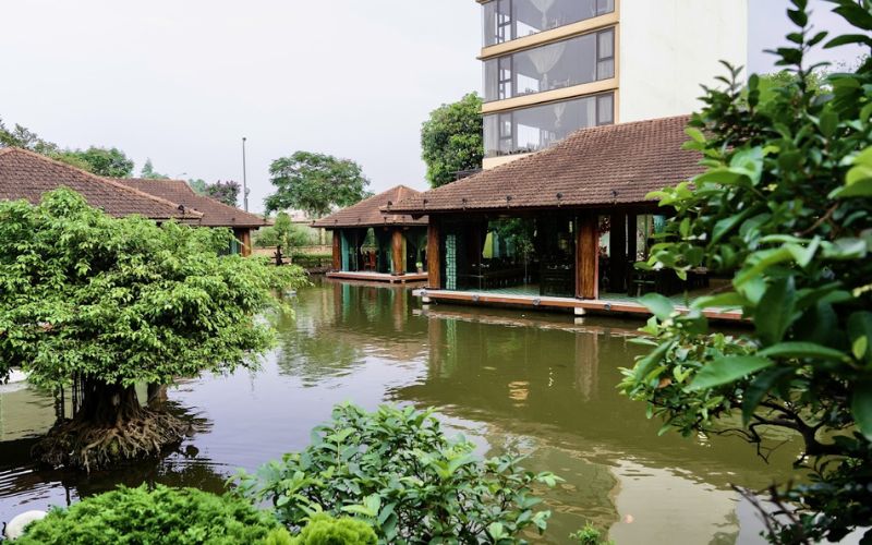 Nhà hàng được thiết kế theo phong cách nhà nổi thủy tạ ấn tượng