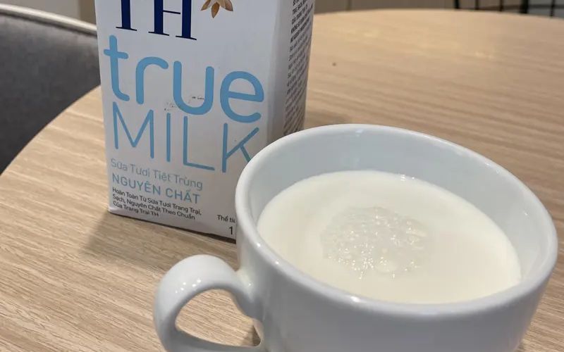 Sữa TH True Milk thật có màu trắng đục, không vón cục, không cặn lắng và không váng bất thường