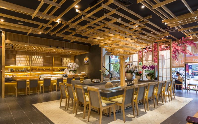 Không gian Sushi Kei rộng rãi, thiết kế mang đậm nét Nhật Bản truyền thống