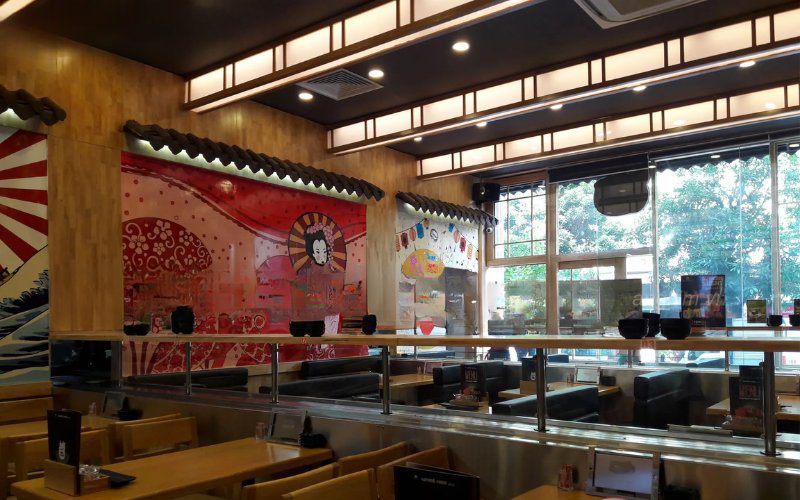 Maneki Neko Deli được thiết kế theo phong cách Nhật Bản với nội thất gỗ tinh tế