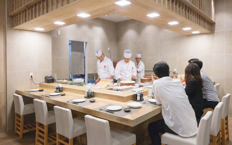 Dozo Sushi Dining có thiết kế đẹp mắt và hiện đại