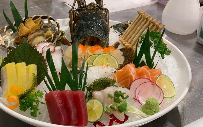 Menu Dozo Sushi Dining nổi bật với sushi tươi sống đặc biệt