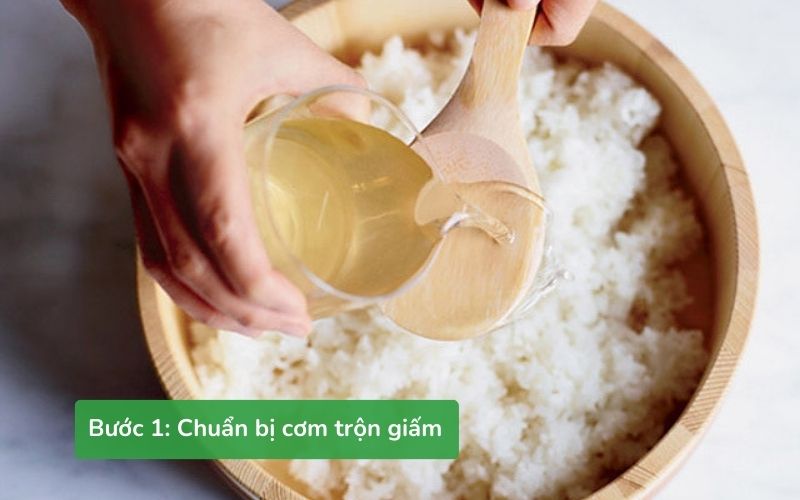Trộn đều cơm nóng với giấm và gia vị