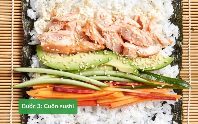 Các bước cuộn sushi cá hồi bơ bằng tấm tre