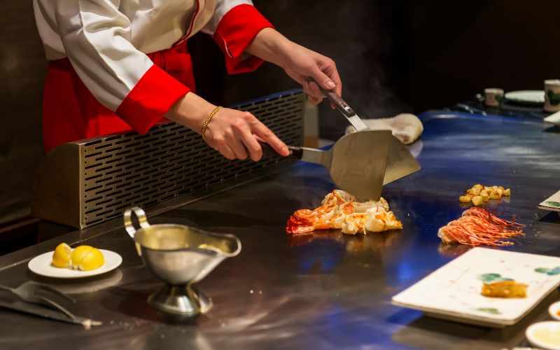 Teppanyaki là phương pháp ẩm thực Nhật Bản kết hợp nướng trên tấm sắt