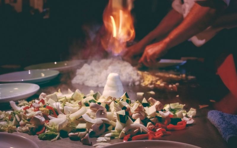 Đầu bếp Teppanyaki cần sử dụng dụng cụ chuyên nghiệp và kiểm soát nhiệt độ chính xác