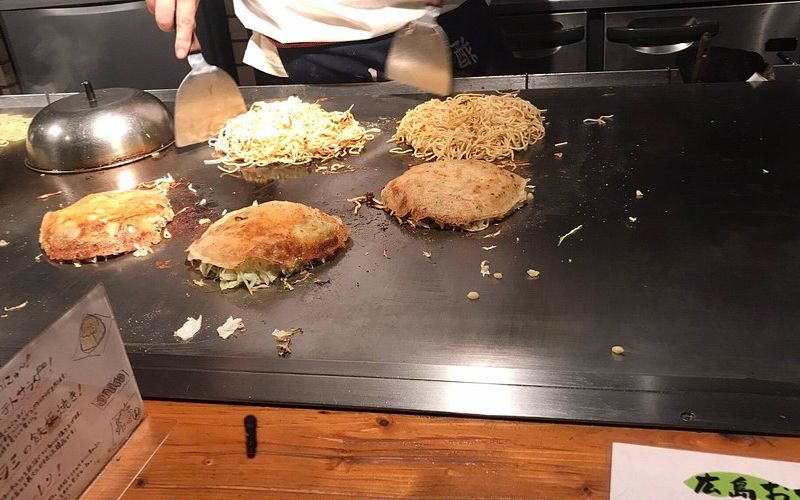 Okonomiyaki được chế biến hấp dẫn trên bàn Teppan