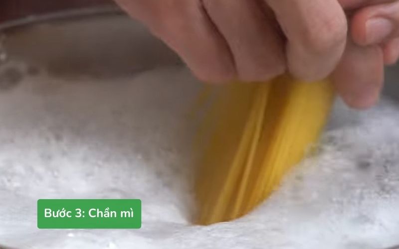 Mì ý được chần sơ trong nước sôi với muối và baking soda