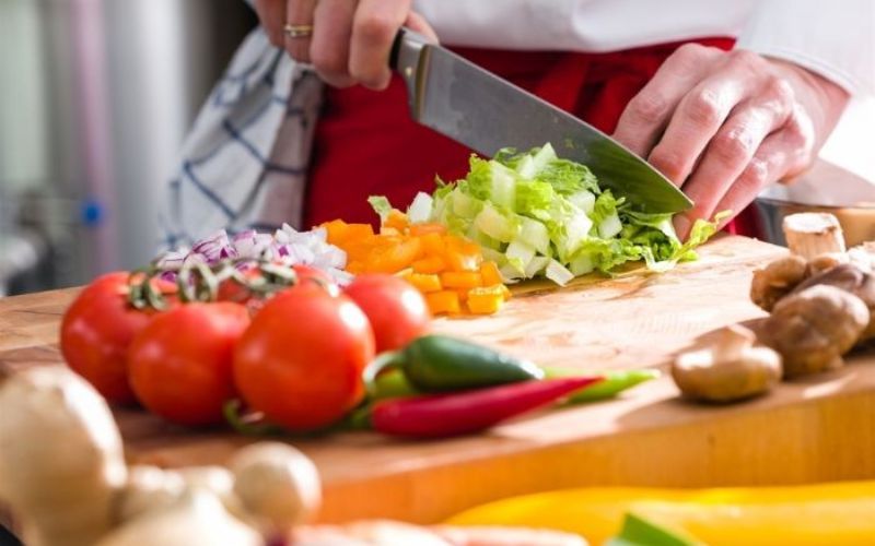 Sơ chế nguyên liệu tối hôm trước để chuẩn bị bữa sáng nhanh chóng