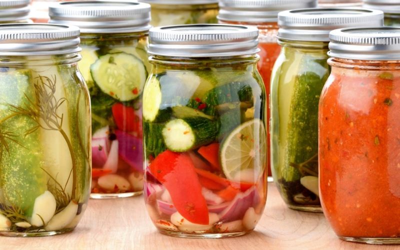Muối chua: Kỹ thuật bảo quản và tạo vị chua đặc trưng bằng muối, giấm hoặc lên men tự nhiên