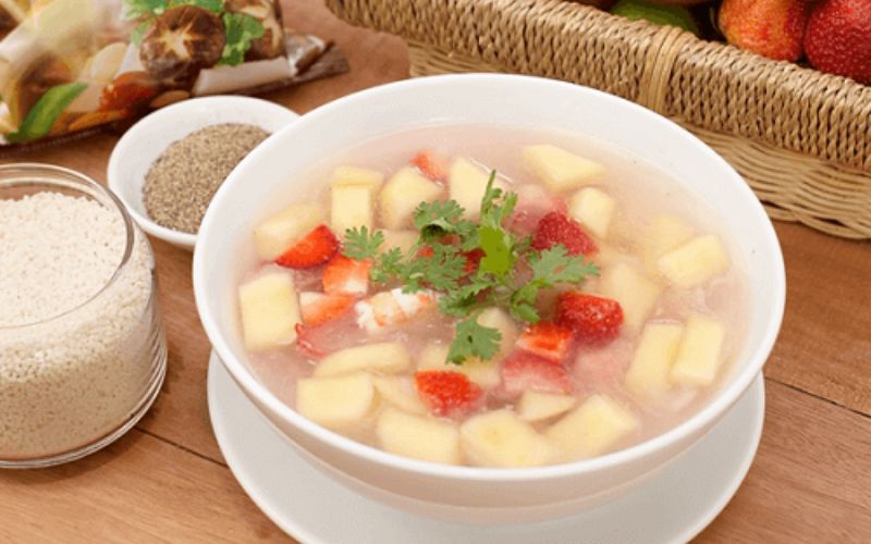 Súp trái cây giải nhiệt từ trái cây tươi cắt nhỏ, kết hợp nước ép hoặc nước cốt dừa