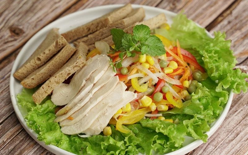 Salad và bánh mì là lựa chọn tiện lợi, cung cấp đa dạng dinh dưỡng không cần nấu nướng