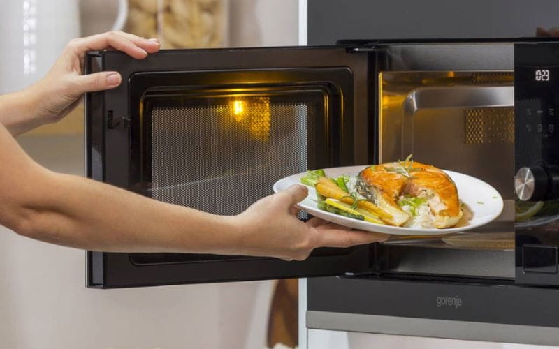 Hâm thực phẩm được chế biến sẵn trong lò vi sóng là giải pháp nhanh chóng, tiện lợi cho bữa ăn