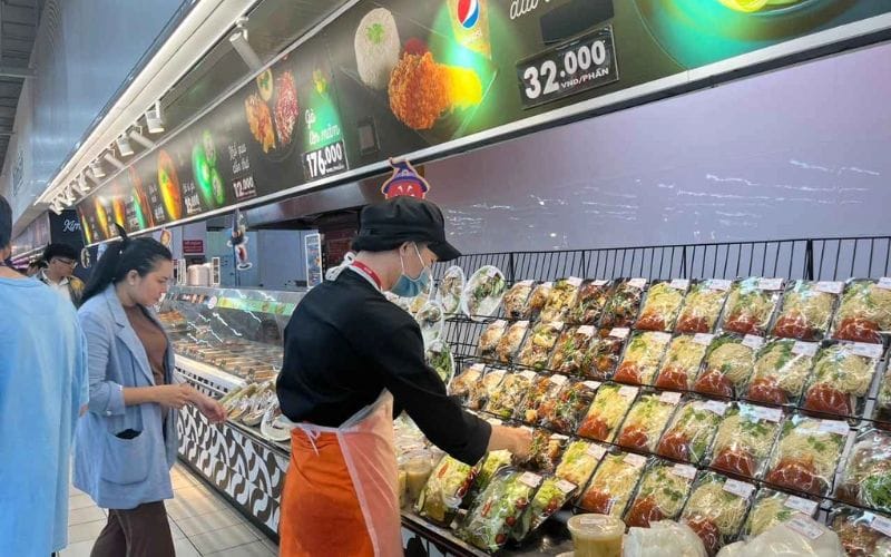 Mua thức ăn chế biến sẵn giúp tiết kiệm thời gian, đảm bảo bữa ăn ngon miệng và đầy đủ dinh dưỡng