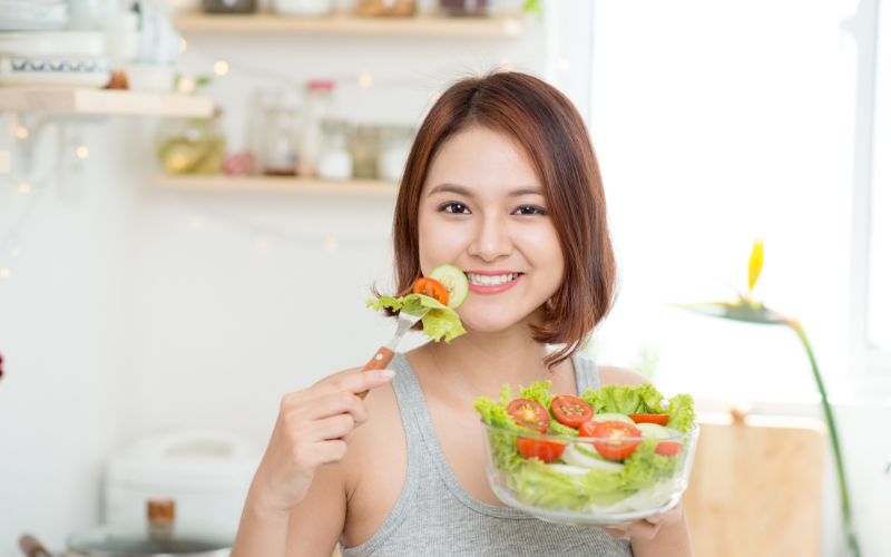 Chế độ ăn uống lành mạnh là cách lựa chọn thực phẩm dinh dưỡng để kiểm soát cân nặng và duy trì sức khỏe bền vững.