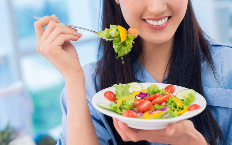 Xây dựng chế độ ăn lành mạnh bằng cách hiểu thói quen ăn, lên thực đơn hợp lý, kiểm soát khẩu phần, ăn chánh niệm và thay đổi bền vững