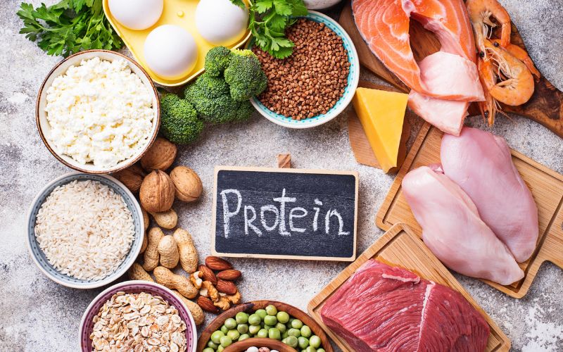 Nên bổ sung 0,8–2g protein/kg mỗi ngày từ cả nguồn động vật và thực vật để hỗ trợ cơ bắp, miễn dịch và cân bằng hormone