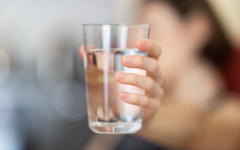 Mỗi ngày nên uống 1,5–2,5 lít nước để hỗ trợ trao đổi chất, thải độc và duy trì sức khỏe toàn diện, ưu tiên nước lọc và hạn chế đồ uống có đường