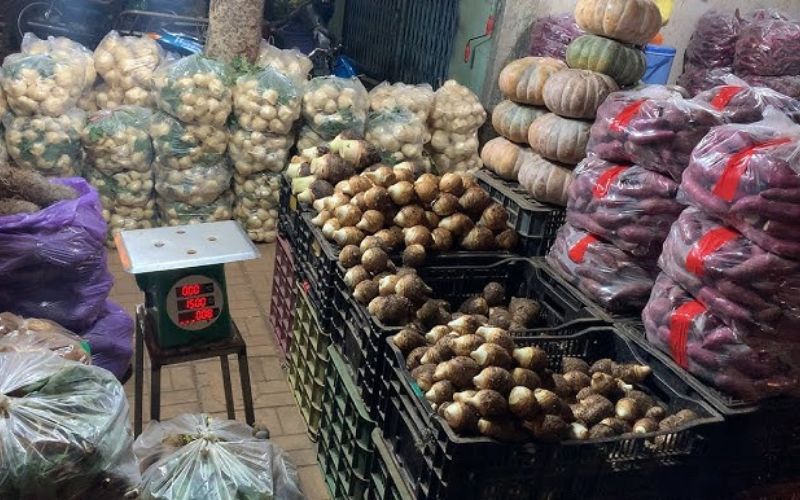 Các mặt hàng nông sản như khoai lang, khoai sọ tại Chợ Sỉ Nông Sản