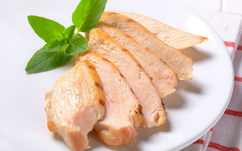 Chicken breast provides selenium to protect cells and reduce the risk of chronic diseases