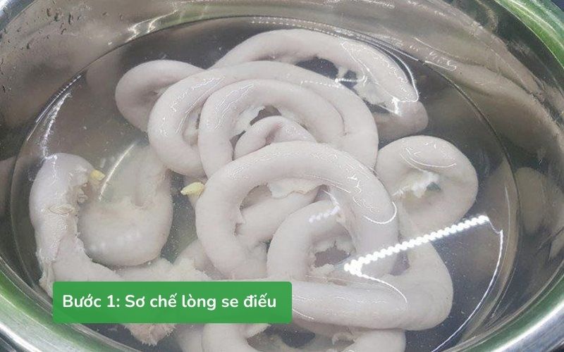 Lòng se điếu cần được khử mùi kỹ lưỡng với nước cốt chanh