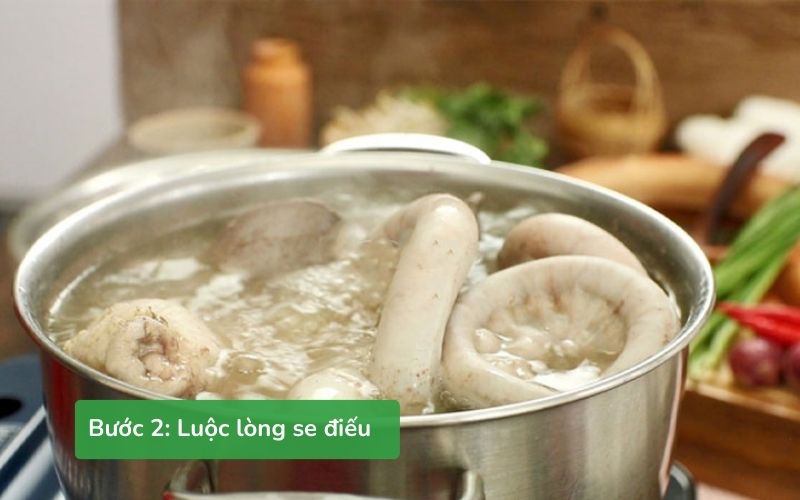 Luộc lòng se điếu trong nước gừng để khử mùi hôi đặc trưng