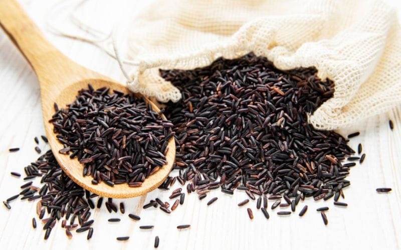 Brown rice is rich in fiber and nutrients, making it a good choice for muscle gain and fat loss