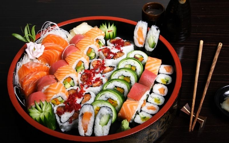 Sushi and sashimi are famous Japanese dishes, preserving the original fresh taste of ingredients