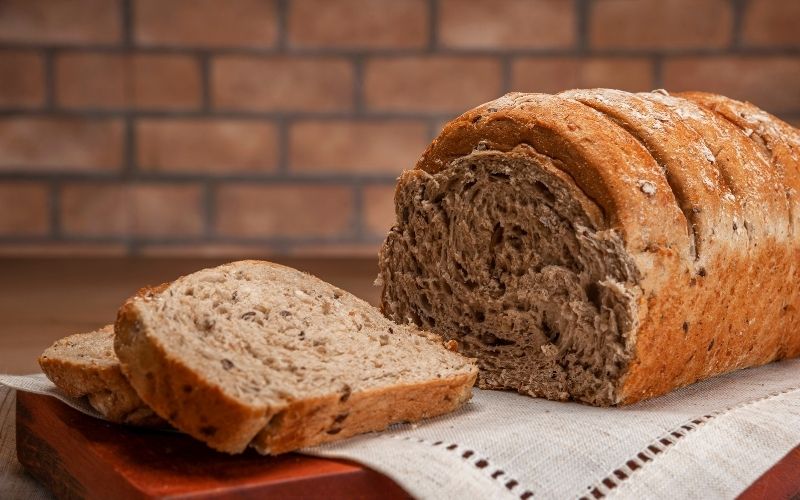 Breakfast with whole-wheat bread ensures sufficient fiber and vitamins