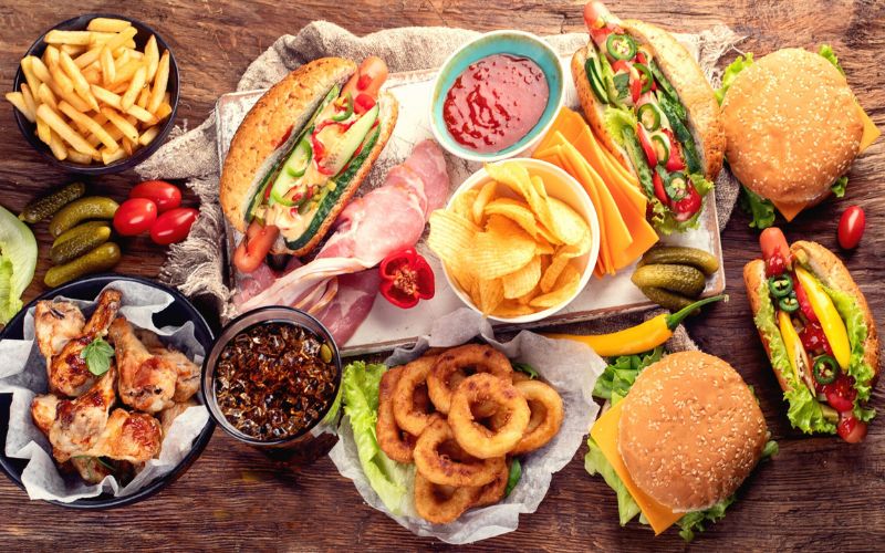Đồ ăn nhanh dễ gây đầy hơi và ảnh hưởng đường huyết khi dùng gần lúc tập